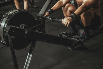 Person absolviert ein intensives Training auf einem Wenoker Magnet-Rudergerät zu Hause und zeigt die richtige Technik für maximalen Kalorienverbrauch.