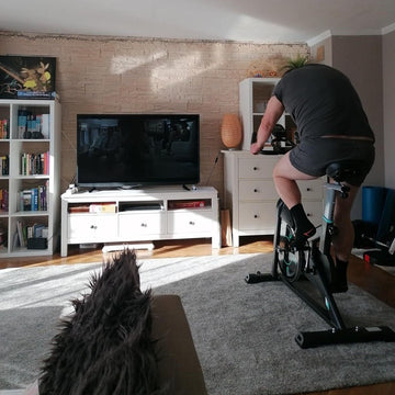 Eine Person genießt ein gelenkschonendes Cardio-Training auf einem Wenoker Heimtrainer