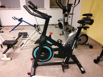 Perfektes Homegym-Setup mit Wenoker Laufband und Rudergerät in einer modernen Garage