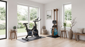 Ein schönes, minimalistisches Wohnkonzept mit einem offenen smarten Magnet-Heimtrainer und einem senkrecht verstauten Wasserrudergerät auf einer Trainingsmatte