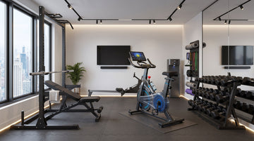 Ein vollständiger Grundriss eines modernen, kompakten Wohnungs-Gyms mit den Platzmaßen eines smarten aufrechten Heimtrainers und eines Gewichte-Sets