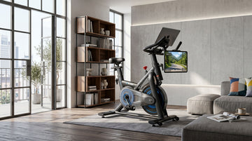 Ein preisgünstiger, smarter Wenoker JC318 Magnet-Heimtrainer für unter 300 $ mit iPad auf der Konsole, das eine virtuelle Radstrecke anzeigt