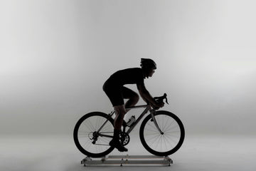 Eine Person beim Indoor-Cycling-Training auf einem Wenoker Heimtrainer in einem modernen Zuhause.