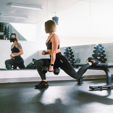 Athlet trainiert in einem modernen, gut ausgestatteten Homegym und zeigt ein durchdachtes Indoor-Fitness-Setup